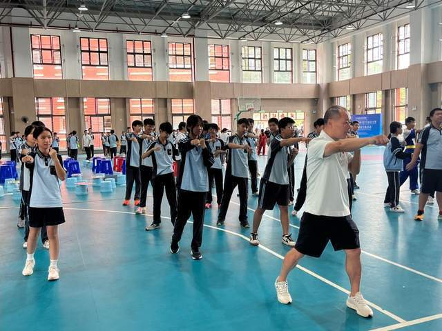 员们再次展 员们再次展