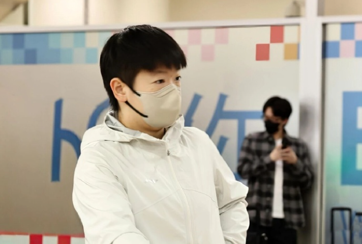 两边的建筑, 非常简陋